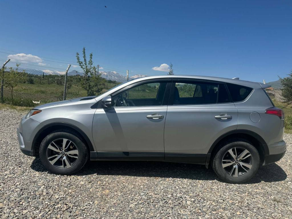 Rav 4 2018 xle
نیو چاملغی سەیاق بۆیاغە بەبێ ناو
وێنەی حادیسەکە دانراوە
ئێرباگی تەقیوە
سەنەوی بەناوی خۆمانە تا 2028
ئۆیل پەمپی مەکینەی گۆڕاوە
یەک مەسرەفی نیە سەیارەکە
نرخ : 178 معامەلە
شوێن : قەڵادزێ
*********** بشدار, السليمانية
