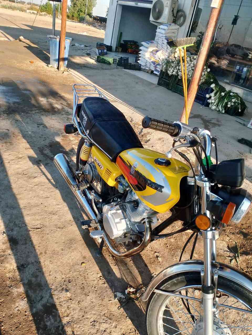 سلام عليكم دراجه نامه امتياز موديل 25 
دراجه نضيفه شوفت عينك واحلاه من صوره 
اوراق سكنر 4 كير وماشيهه شي قليل وبيهه نهضه الههه مفوله بلول تعلك بيك مامفتوحه بس ولفات بدلتهن مال فصله مكاني الحله شوملي سعر 650 وبيهه مجال حك جيهه رقمي ***********
