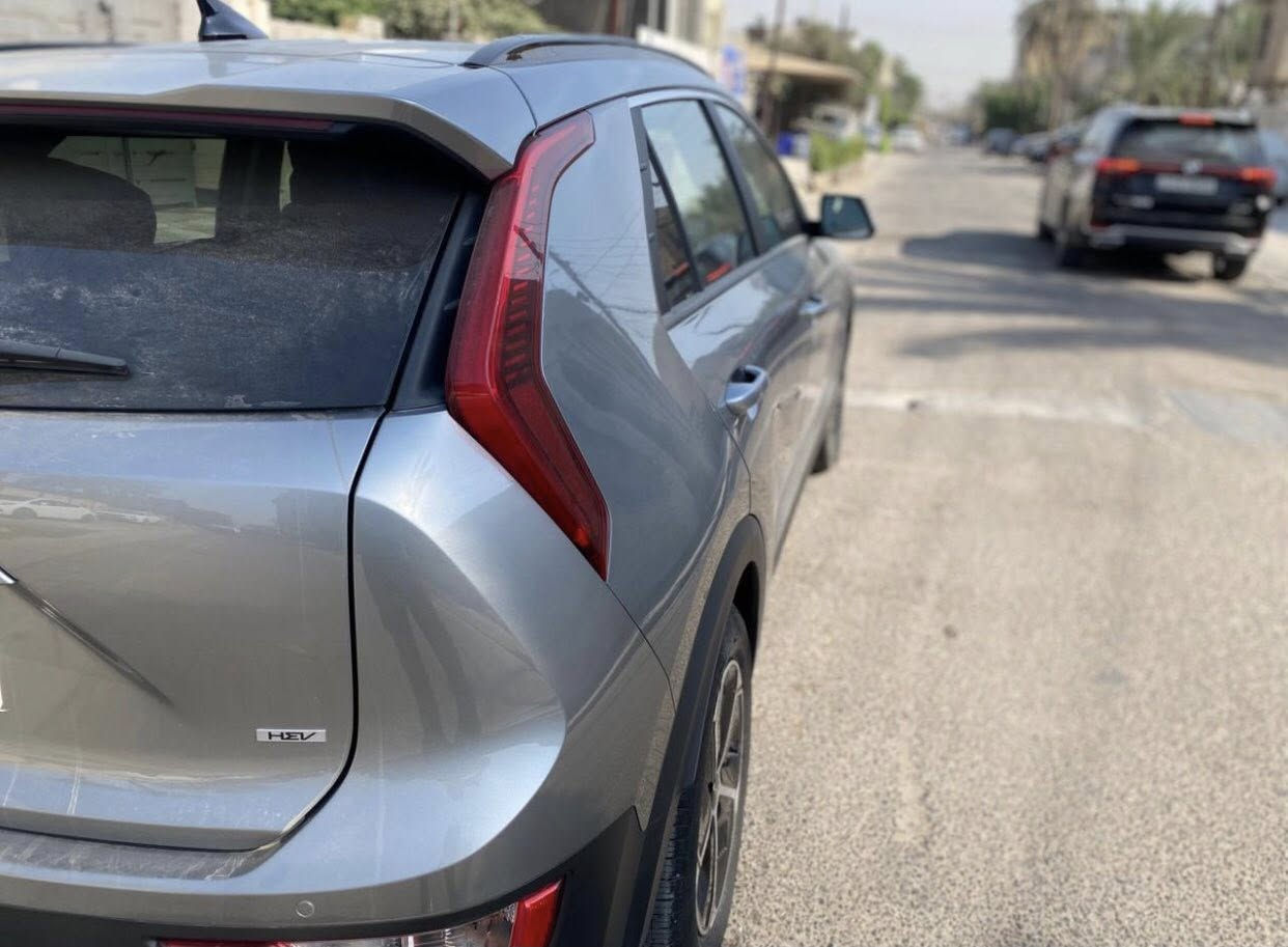 كيا نيرو هايبرد 2024 – نظافة عالية جداً / بحالة الوكالة
‏⚡ هايبرد اقتصادية جداً
‏

‏
‏تفويلة تكطع تقريباً 850 كم
‏ماشة 6،000 ميل فقط
‏اللون: سيلفر
‏الحالة: حادث خفيف جداً أقل من ربع البنيد وتم تعديل وصبغ نفس الحد فقط
‏(صور الحادث من أمريكا موجودة)
‏
‏⭐ أهم المواصفات:
‏دخول ذكي + ترحيب
‏وضعيات قيادة: Eco / Sport
‏بصمة أبواب + تشغيل عن بعد
‏بطارية ليثيوم + بصمتين
‏هندبريك كهربائي بصمة
‏إشارات بالمرايا
‏شاشة كبيرة + كاميرا خلفية دوارة
‏ستيرن متحرك + شفتات
‏تحكم ستيرن جهتين
‏تبريد منفصل + تحكم من الشاشة + نظام تنقية هواء
‏كراسي تدفئة + كرسي كهرباء
‏Auto Hold
‏رادار أمامي/جانبي/خلفي
‏مانع تصادم + محدد مسار + تصحيح مسار
‏مثبت سرعة + مانع انزلاق
‏كشنات جلد ومخمل
‏مرايا رادار + نقطة عمياء
‏شحن وايرلس + شحن داخل الكشنات
‏شاشة أعطال + عداد ديجيتال
‏إنارة أمامية وخلفية LED + كشافات
‏إنارة تلقائية Auto
‏نظام صوت Harmon Kardon
‏أوامر صوتية + GPS + نافيجيشن
‏حساس إنارة – مطر – إنفاق – ضغط هواء الإطارات
‏تبريد قطعتين + قيادة ذاتية بالطريق
‏كندشن مركزي + USB + Type-C + حاملات أكواب
‏إنارة داخلية متغيرة بالدشبول
‏داخل أبيض فاخر
‏أوتو لايت نهاري وليلي

‏السعر : ١٨٠ ورقة و قااابل للتفاوض
‏📍 مكان السيارة: بغداد – العامرية
‏📞 ***********
‏
