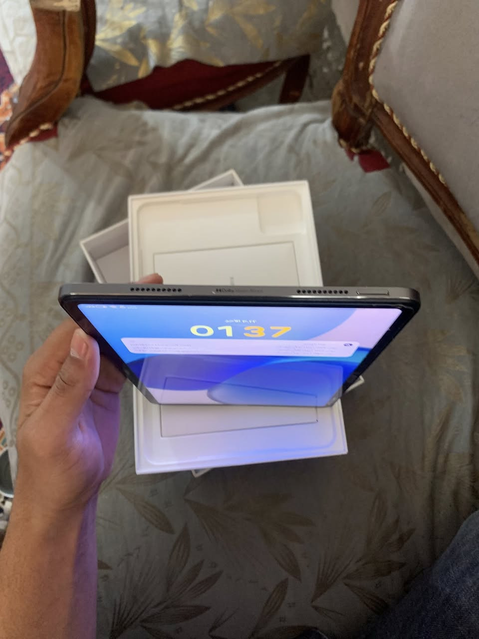 السلام عليكم 

عنوان المنشور: Xiaomi Pad 6 مستعمل نظيف جداً (كامل الملحقات)

التفاصيل:

• الموديل: Xiaomi Pad 6 (النسخة العالمية).
• الحالة: نظيف جداً (أخو الجديد)، استخدام سنة ونصف ومحافظ عليه جداً.
• الشاشة: نظيفة تماماً وبدون أي خدش (الخدوش الظاهرة بالصور هي على لزقة الحماية فقط، والشاشة الأصلية وكالة).
• النظام: محدث لآخر إصدار Xiaomi HyperOS (سريع وسلس جداً بالألعاب والدراسة).
• الملحقات: الكارتونة الأصلية + الشاحن الأصلي السريع + كفر حماية .
السعر:
• السعر المطلوب: 330,000 دينار (بي مجال بسيط جداً للشراي الجاد).
• المكان: [ بغداد - حي الجهاد ].
للتواصل:
• المراسلة على الخاص أو الاتصال على الرقم: 
[وتساب ***********  
رصيد ***********].

(الجهاز ما مفتوح ولا داخل تصليح نهائياً والفحص والضمان للشراي.)
