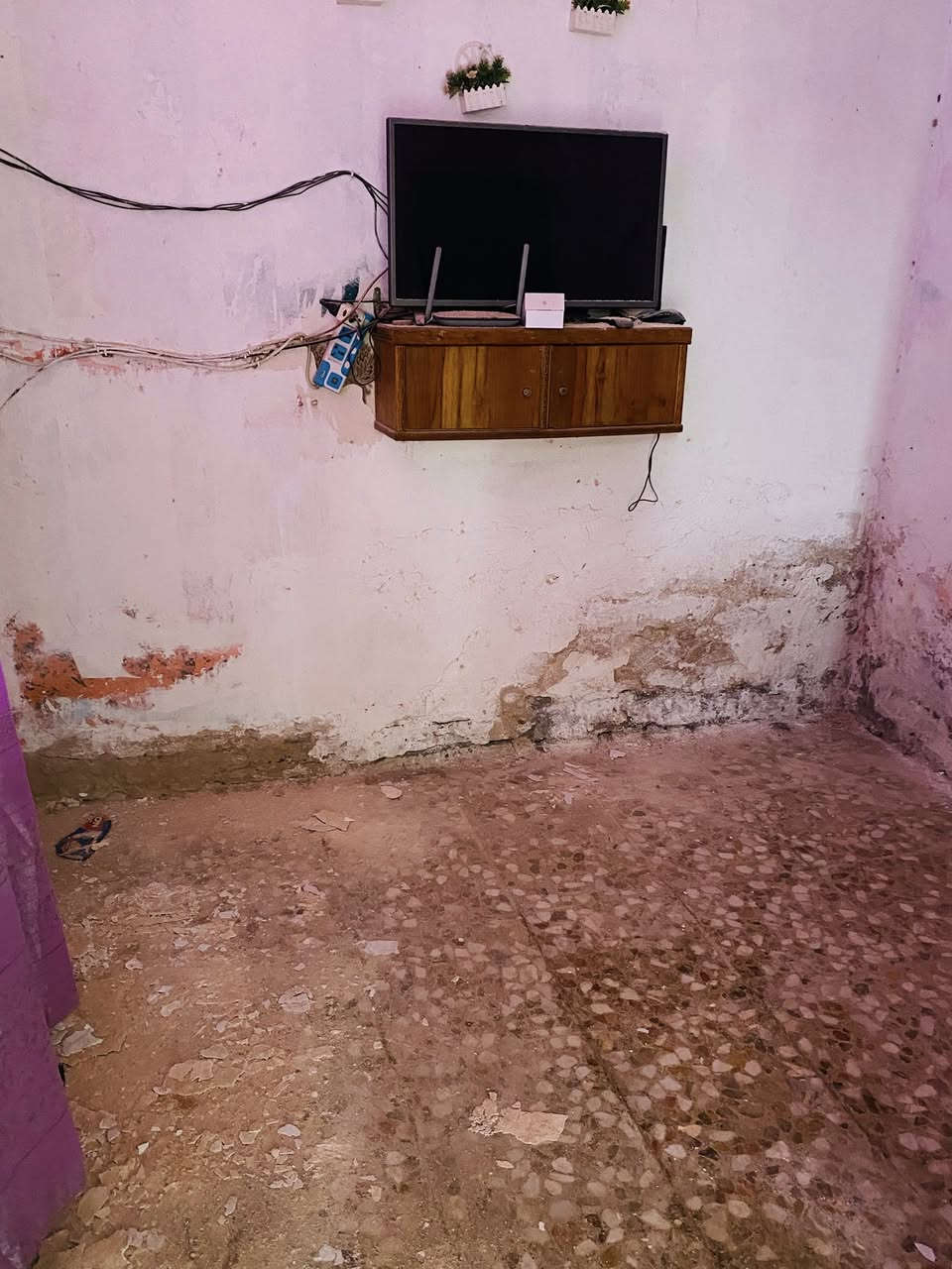 مشتمل للبيع طابو صرف باسمي بالسند 50 متر واقع حال 70 متر
كونكريت مسلح 
ماء مستمر 
تبليط ورصيف
متروك صار سنة 
السعر 28 مليون قفل 
واتساب متوفر ايضا 
***********
