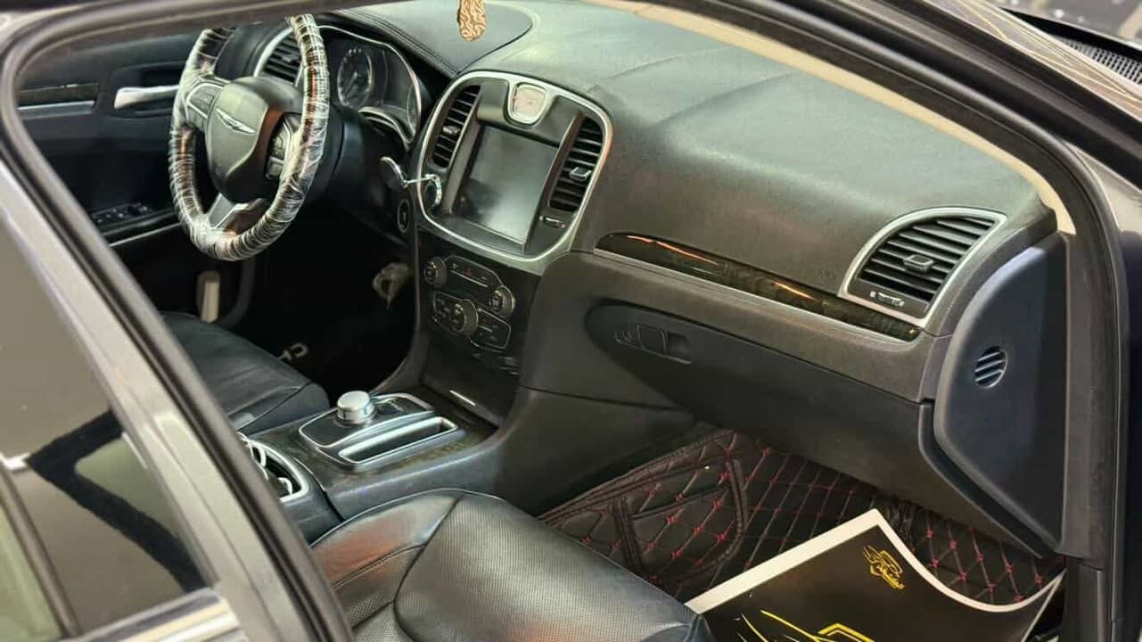 السلام عليكم
اوباما 2016      300C
لون رصاصي 
رقم بغداد  حره داخله صارله شهرين  ضباط 
ماشيه 126mi 
كفاله عامه ماعدا الجاملغ الخلفي الايسر بي بارد قليل جدا حك شبر وربع دعاميه خلفيه 
معروفه مواصفات C 
السعر 235$ وبي مجال قليل 
***********
