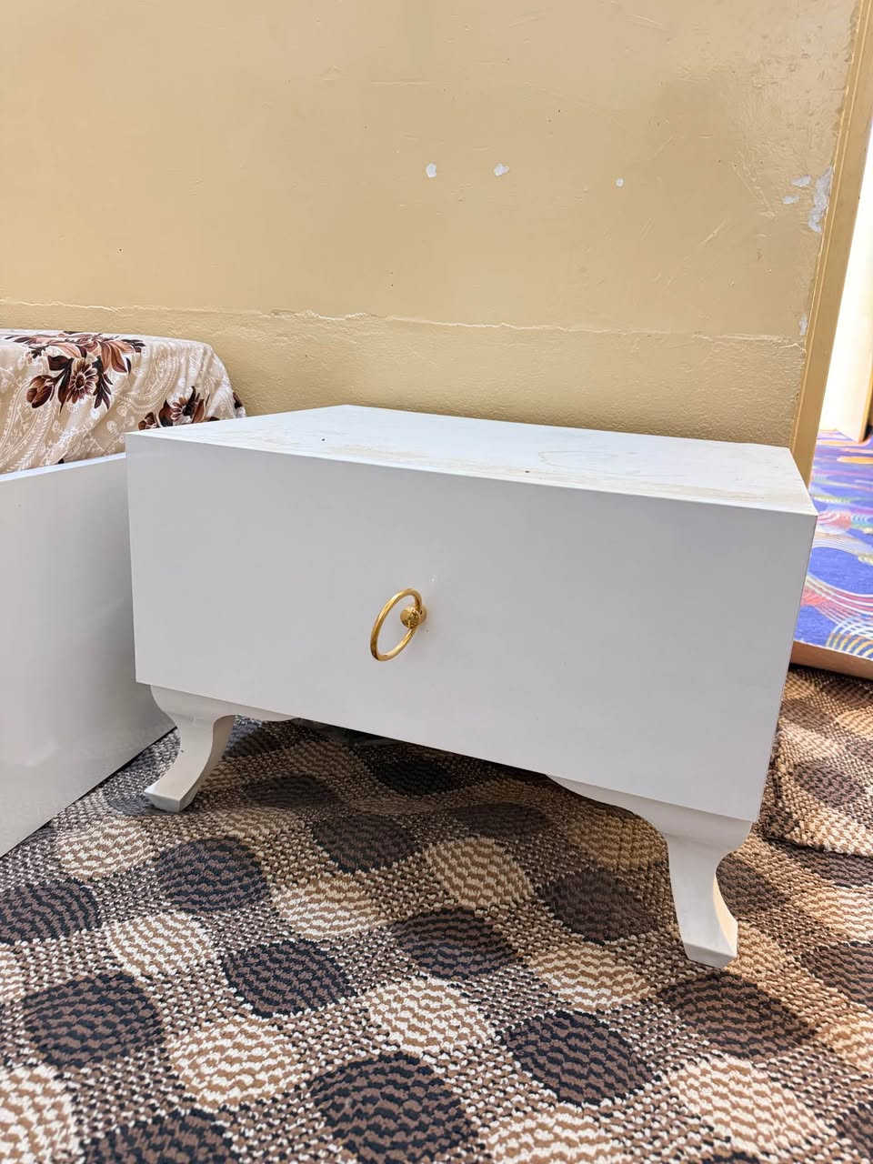 نوکە دەرزی شوختی پێوە نییە یەکمجاریەتی بکریتۆ لۆک
دۆشەکەی ئەسلییە و ماشاللە هەر لۆک لۆکە 
٦پارچەیە ماڵیکە هەرکەس بیبا رەحمەت ئەنیری
زۆر نایەژم قوفلی٣١٠هەزارە یەک فلس کەمی نییە
هەرچیتیش هەیە لیو ئەکرم *********** كالار, السليمانية
