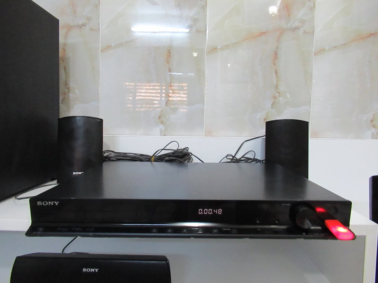 مسرح منزلي سوني Sony HBD-DZ340K

 النوع: DVD Receiver / نظام مسرح منزلي متكامل
 الحالة: مستعمل بحالة جيدة

 الطاقة الكهربائية: 220-240 فولت، 50/60 هرتز
 استهلاك الطاقة: 160 واط

• إجمالي القدرة الصوتية: 1000W

توزيع القدرة الصوتية:
• السماعات الأمامية: 167W × 2
• السماعة الوسطية: 167W
• السماعات الخلفية (Surround): 167W × 2
• مضخم الصوت (Subwoofer): 165W

المميزات الرئيسية

 صوت محيطي قوي مناسب للأفلام والموسيقى
 مشغل DVD مدمج
 منفذ HDMI لعرض الصورة بجودة عالية على التلفزيون
 راديو FM مدمج
 مخرج فيديو (Video Out)
 تصميم أنيق من سوني وجودة تصنيع ممتازة
 مناسب لغرفة المعيشة أو غرفة الألعاب

المواصفات
نظام صوت منزلي متعدد القنوات (5.1 Channel Home Theater)
دعم تشغيل أقراص DVD وCD
دعم ملفات الصوت الشائعة (حسب نوع الملف)
منفذ HDMI
هوائي FM مدمج للاستماع إلى المحطات الإذاعية
خرج فيديو مركب (Composite Video Out)
تشغيل الأفلام والموسيقى بجودة صوت واضحة وقوية

السعر 120 الف

يوجد توصيل


**إذا كنت صاحب هذا الإعلان وتريد حذفه لأي سبب، رجاءا أرسل رسالة إلى الدعم الفني**