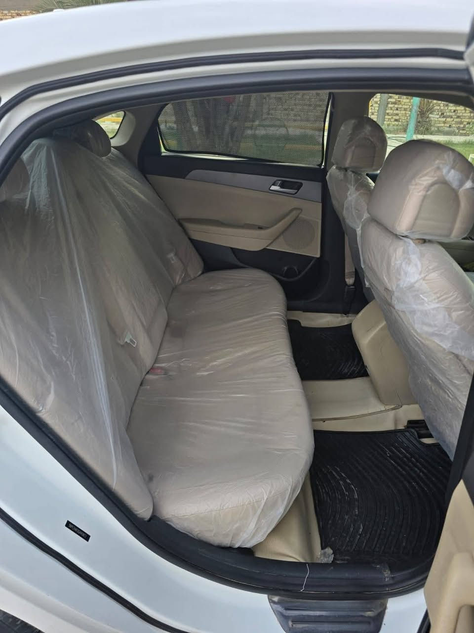 سلام عليكم  سوناتا 2016 ابيض
مواصفات
نص فول
تحكمات ستيرن
شاشه كبيره
كامره دواره
ويل كب سبورت
مكينه 2400
كاشف عطال
نظام ايكو وسبورت
سياره جاهزه من كلشي
ظرر السياره اسفل قبق الجنطه  بدون دواخل جميع الايرباكات سليمه 
سياره بدون نقص
مكان السياره : الديوانية غماس 
بشرط تحويل ثاني يوم 
السعر 118 وبيه مجال بسيط
رقم الهاتف***********
