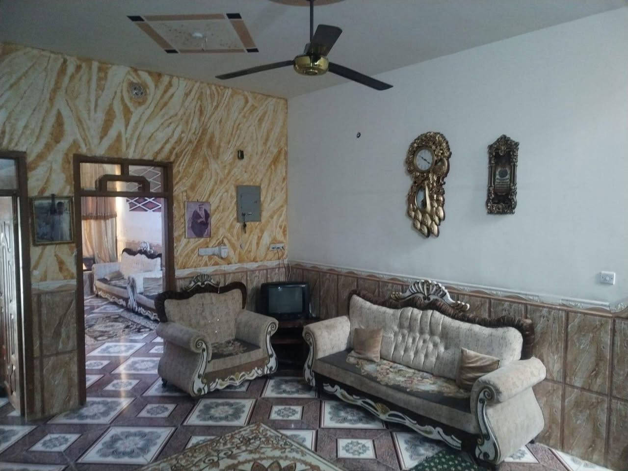 سلام عليكم
بيت للبيع في منطقة 16  قرب جامع السلام 
مساحه 125 متر طابقين يحتوي على
 4 غرف نوم 1طابق اول 3 طابق ثاني 
و حمام عدد 2 لكل طابق حمام 
استقبال منور ومطبخ 
للتواصل 
***********
***********
