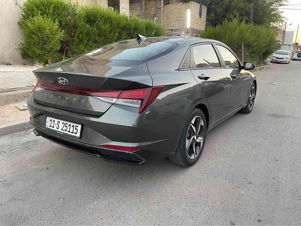 السلام عليكم 
للبيع فقط 
النترا (افانتي) 2021 هايبرد 
وارد كوري اصل الشركة الام استيراد خاص 
بدون حادث بيهه صبغ جاملغ خلفي بالعراق
 والبقيه موضحه بالسونر 

محرك كير صدر تبريد كله جديد 

رقم بغداد الجديد بأسمي 
فول مواصفات عدى الفتحة 
بصمات ابواب وتشغيل وصندوك
رادارات امامي وخلفي ومري 
كشن جلد + تدفئه وتبريد
حساس خلفي 
وبعد هواي مواصفات

تخم تاير ويل حجم ١٧ جديد 

ماشيه ٥٣ الف كيلوا فقط 
السياره كلش جديده وكلشي بيهه بلادي مملعوب بيهه 

السعر ١٢٨ بيهه مجال جدا جدا بسيط 
مكان السياره بغداد حي العامل 
***********
*********** بغداد, العراق
