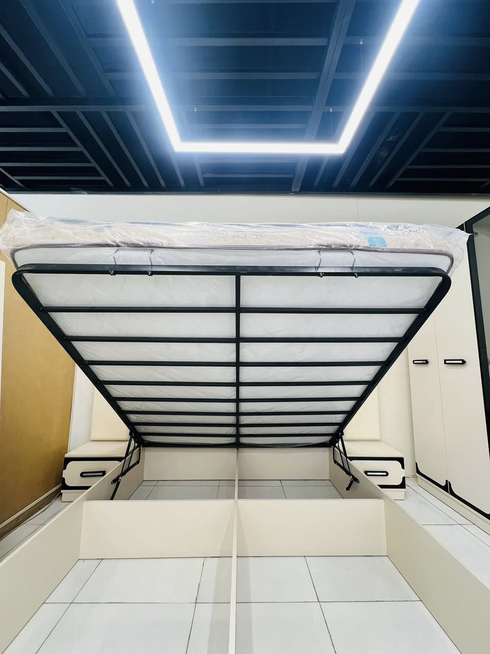 ماهان 10 قطع
مفرد : 1،500،000 
مواصفاتها:
• ظهر بلوك 9 ملم 
•سجة سل ستيل ثلاثية

•الكنتور مترتين و40سم 
•ملحق80سم 
•رتفاع مترتين 20 سم
•الجرباية والكومديات مترتين 86 سم
•الميز تواليت متر و10 سم

***********
