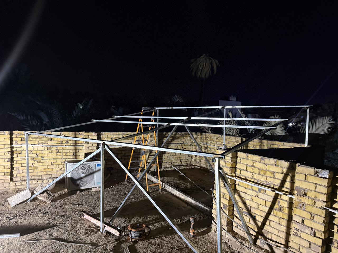 بفضل الله ثم ثقتكم الغالية، مستمرين نشتغل ليل ونهار حتى نوفرلكم أفضل حلول الطاقة المتجددة ☀️
ونحرص نستخدم مواد أصلية وبراندات عالمية أثبتت كفاءتها العالية حتى بأصعب الظروف الجوية.

🔋 تفاصيل المنظومة:

🔹 الإنفيرتر: Deye Hybrid بقدرة 6KW
أداء عالي وتشغيل مستقر (نهاري/ليلي)
ضمان 5 سنوات ✔️

🔹 البطارية: EVE Energy (ليثيوم)
عمر طويل وكفاءة تخزين ممتازة
ضمان 5 سنوات ✔️

🔹 الألواح الشمسية: Longi
كفاءة عالية وإنتاج قوي للطاقة
ضمان 15 سنة ✔️

نقدم حلول مدروسة تضمنلك كهرباء مستقرة وراحة بال بعيداً عن مشاكل الانقطاع ⚡
📩 للاستفسار والحجز يرجى الاتصال على الارقام التالية او مراسلة الصفحة
مهندس عباس:***********
مهندس حمزة:***********
