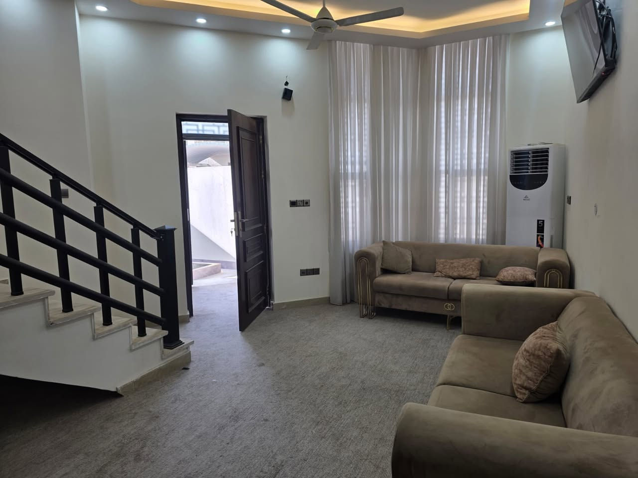 منزل بلبراضعيه خلف جامعة الوركاء مساحة 300 يؤجر للشركات للستفسار اكثر المراسله على الرقم ***********
