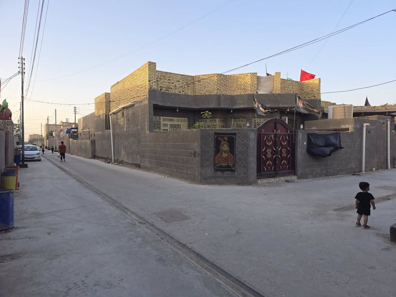 🏡 بيت للبيع – موقع مميز (ركن على فرعين)
📍 الموقع: العكيكة – شارع المجلس البلدي – الفرع الثاني جهة اليسار.

📐 المساحة: 240 م²

🔹 الطابق الأرضي:

- غرفتان
- صالة
- هول واسع
- استقبال
- مطبخ
- صحيات داخلية
- صحيات خارجية
- طارمة كبيرة
- حديقة

🔹 الطابق الثاني:

- غرفتان
- إحدى الغرف مكتملة والأخرى قيد الإنشاء

🏗 مواصفات البناء:

- بناء من الطابوق درجة أولى
- سقف كونكريت مسلح
- أرضية مرمر
- تشطيب متين وبناء عالي الجودة

✨ يتميز المنزل بموقعه الركني على فرعين، مما يوفر سهولة الوصول واستفادة أكبر من الواجهة، ويعد خيارًا مناسبًا للسكن العائلي.

📞 للاستفسار والتواصل:
***********

💬 متوفر واتساب للرد على جميع الاستفسارات.
