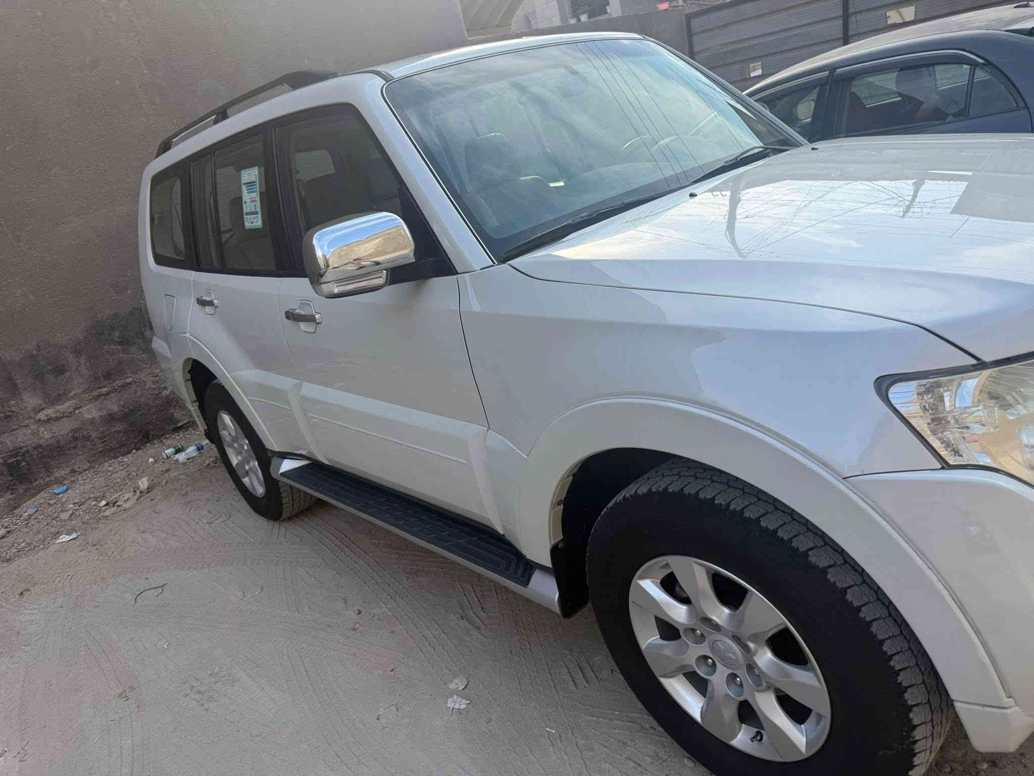 السلام عليكم 
باجيرو موديل (٢٠١٤)   فول مواصفات حبتور ١/١ كوشن جلد  سقف سلايت تحكم استيرن فور ويل  وتحديد سورعه ثلاجه  مرايه شفط تبريد مركزي (٣ )مقاعد فور ويل٤×٤ لايت زينون زراگات لايت سيستم سماعه امپري فاير دمام  سياره جديده  تخم اطارات   محرك (٣٥٠٠) گير ومحرك وحداديته مكفول ماشي (185) الف گشرمكفول من صبغ  و تعديل  وتبديل فقط تكحيل بصيط بيهه سعره (182) ورقه مكانه بغداد السيديه  (***********
