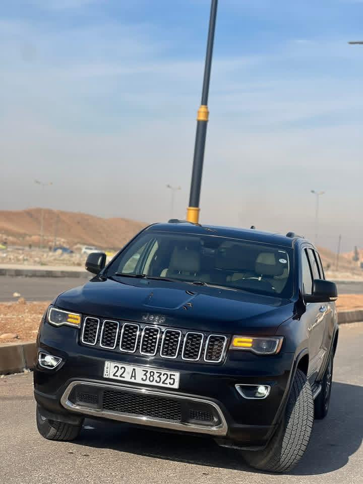 السلام عليكم.                            جيب لمتد 2017 كلين تايتل  السيارة فول           ماشية 98.                                           موصفات السيارة تبريد وتدفئة المقاعد والستيرن بانوراما كشنات خزن وجلد أشاير بل مري  حساس خلفي و شفتات بل ستيرن شاشة كبيرة وبيها بعد هواي مواصفات 
مكان السيارة موصل
السعر 250 
للتواصل الاتصال على الرقم ***********
