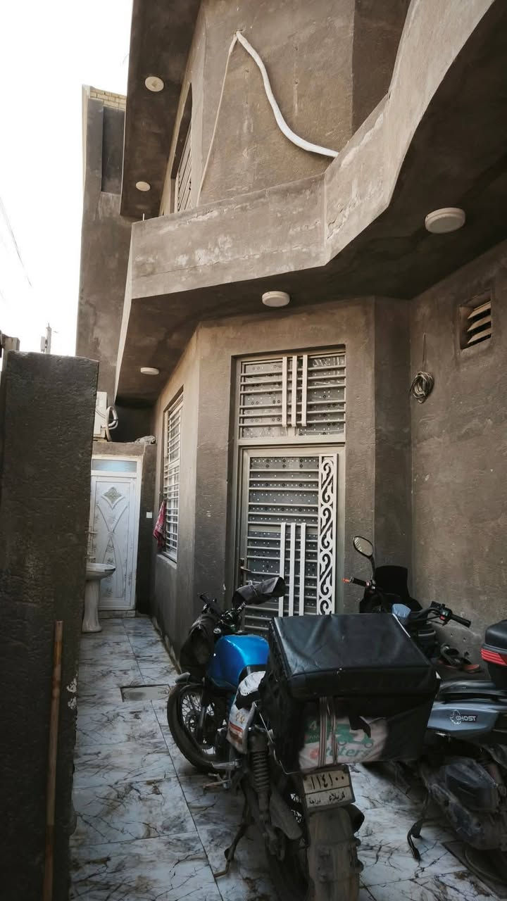 السلام عليكم بيت للبيع كربلاء حي الرساله شارع الكيات الفاصل بين الاطارات والرسالة ثاني بيت عن شارع العام قرب أسأله الماء مدارس حديقه انترنيت ضوئي خط كيات ولاية قريب عل الولاية شارع تبليط  كلشي متوفر يم البيت كلهن قريبات على بيت مساحة 125 متر مربع واجه 11 طابقين بناء حديث درجه اولى 2024 يحتوي على اربع غرف نوم كلهن كبار 3 صحيات استقبال صاله2 مطبخ البيت مطلوب قرض اسكان 58 تسديد شهري 320 الف السعر نقد 175 وبي مجال وانته تسدد الاسكان الباقي 58ملاحظه يرهم البيت مراوس رقمي ***********
