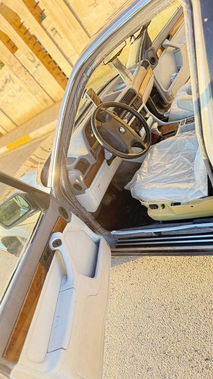 بي ام دبليو 735 iA 1991
بجم عريض محرك 3500Cc
كير كهربائي 7 بن 
مري جانب كهربائية 
مراية الوسط كهرباىية اوتماتيك 
كشنات كهربائية 
دبل كمبيوتر 
جعمقة كهربائية 
ستيرن كهرباىي 
خزن ميموري 
سيارة بلادية شركة 
حدادة امامي ١٠٠٪؜ 
حدادة خلفي ١٠٠٪؜
تخم تاير ١٠٠٪؜ 
تخم ويل شعاع اصلي ١٠٠٪؜ 
غرفة ابيض اوفوايت ١٠٠٪؜ 
بصمتين وسويجين 
   داخله صاج ملكي 
كشنات كهرباء ميموري ٨حركات 
٤حركات  خزن ميموري 
كتلوكات الشركة كله بلادية 
تدفئة الكشنات الامامي شغال 
تدفئة 
تبريد 
هيترات المراية الوسط شغال 
هيترات المري الجوانب شغال  
هيتر الجامة الخلفي شغال 
هيتر الامامي الجامة شغال 
اريل بلادي 
سلايت او بانوراما ٣طكات 
ماسحات زراكات الكل شغال 
وبيه هواي مواصفات 
بيه حساس حرارة الجو بلادي يطلع بل كمبيوتر 
وحساس حرارة المحرك بل كمبويتر 
اكروز سرعة او مثبت سرعة 

🛑 السعر سوي تعليق يصل مباشرة 🤖 

نضام ABS
 جرس تنبيه 
تبريد قطعتين 
صالنصة مالV8 طرب
جكمجة  
مصبوغة عام جمالية فقط مكفولة 
من الحادث والكص والعيب الشرعي 
شرط غرامات تحويل شرط مكاني 
سماوة
سيارة كوله بلادية للاخير 

رقم صاحب السيارة 
***********
***********
