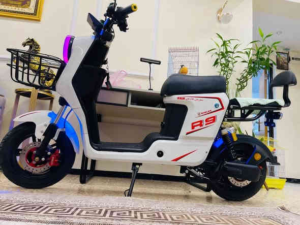**"السلام عليكم…
معروض عندي R9 شحن، نظيفة فول أورجنال وما صارلها غير شهر من مشتريها، استعمال خفيف ومحافظ عليها.

المواصفات:
– شحن قوي يوصل لمسافات طويلة بدون ضعف
– بطارية عمرها 100% وما مبدّلة
– محرك ناعم وما بيه أي تهريب أو صوت
– گيراته ثابتة وما تلعب
– ليتات LED قوية جداً بالليل
– شاشة رقمية بكل المعلومات (أمبير، سرعة، شحن)
– بريك أمامي وخلفي رياضي ومشطوبة حديث
– هيكل نضيف بدون صبغ، بدون طحات أو آثار استعمال
– إطارات جديدة نقشتها واضحة
– السروج ناعم ومريح
– السلف سريع ويشتغل من أول ضغطة
– أسلاكها جديدة وما مقطوعة
– كل الكهربائيات شغالة 100%

السعر 475 وبيها مجال بسيط للجادّ بس.
الدراجة جاهزة للكشف والتجربة، واللي يريد يشوفها يتواصل وياي."**
مع نظام بلوتوث وصوت عالي جدا
مكان بغداد الكرخ الأولى (مجمع الصالحية او 28 نسيان) قرب الحزب الكوردستاني الاتصال على الرقم ***********
