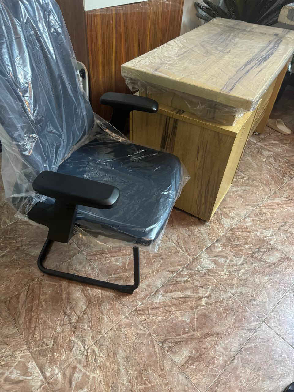 ميز ميز مكتبي قياس ١٢٠سم مع كرسي طبي جديد
السعر١٧٥ للتواصل ***********
