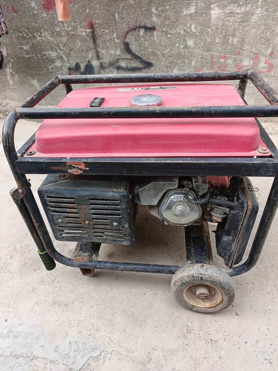 سلام عليكم مولد خمسه كيفي 20 امبير نضيفه لوك ما مفتوحه عله وضع الشركه بغداد حي النصر رقم الهاتف  *********** السعر 250
