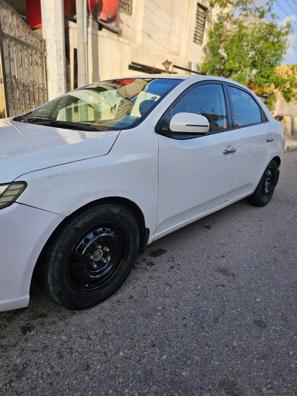 السلام عليكم سيراتو موديل 2012 رقم بصرة حره باسمي تحويل ثاني يوم سنويه منتهيه محرك كير حداده تبريد تدفئه تخم تاير السياره جاهزه من كلشي بيهه بارد بلصندوق وحار قليل بلحوض ودحجه بلباب الوره ضاله ع وضعها وصبغ بلدواير فقط اريدهه ب93 مكاني بصره *********** البصرة, العراق
