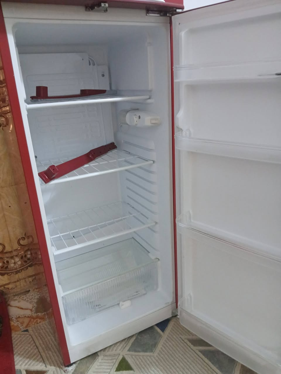 ثلاجه كرافت جديده الاصليه مامشتغله فقط بالفحص ٣٠٠ وبيها مجال 
براد جديد وتبريد فول ٣٠٠ وبي مجال 
***********
