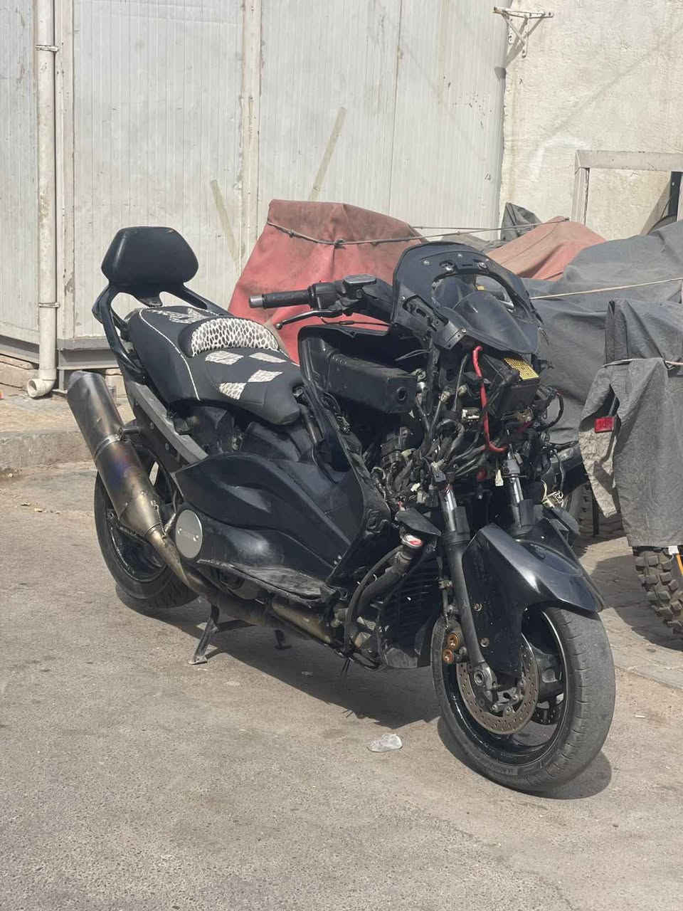 السلام عليكم 

تي ماكس للبيع موديل 2011 مفتوحة كصة اولى 
مابيها نقوصات فقط الكفرات دراجة خير من الله شلعة ومكينة ناعمة وين ماتريد تروح بيها روح 
والسعر 22 ورقة وبيها مجال بسيط
الدراجة تاخذها تدعيلي ماتعبك ابد 

عنواني بغداد مدينة الصدر واي استفسار راسلني خاص أو اتصل *********** بغداد, العراق
