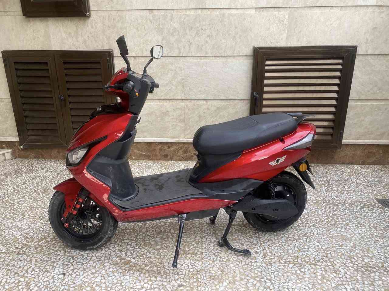 سلام عليكم دراجه شحن سكنس للبيع دراجه نضيفه كلش كلشي مناقصه ٦ بطاريات مسطره ملف ٢٠٠٠  سرعته ١٠٠ يعني بيه شخوط بسيطه   شاحنه ذكيه توصل ١٠٠ تطفه الشاحنه  وبيه نضام بك (R) ٣ نمر كهربائيات كله تشتغل تمشي ٦٠كيلو  مكاني بغداد البلديات متواجد ماسنجر او واتساب *********** سعره ٨٠٠ بي مجال
