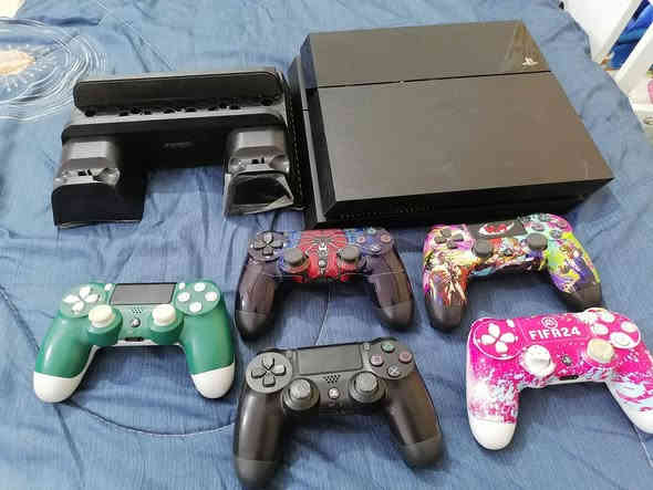 السلام عليكم 
بـلي 4 مـهـكر فـات نظام 6.72 نادر للبيع لـون اسـود نضافته 100٪ كدامكم 
هو وملحقاته 5 جوستكات
 6 العاب
مع قاعدة شـحـن ومروحـة
السعر 350
***********
