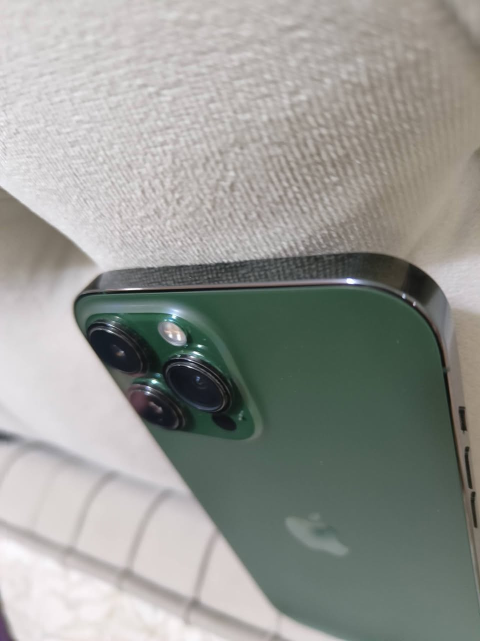 13 برو ماكس
ذاكره 1000كيكا (1تيرا)
بطاريه 85🔋
نموذج M
وتر بلادي بعده بالضمان بلادي على وضع الشركه مامرفوع نفس البقيه وانضف من الصور 
سعر 775 الف مكاني الرمادي 
***********
