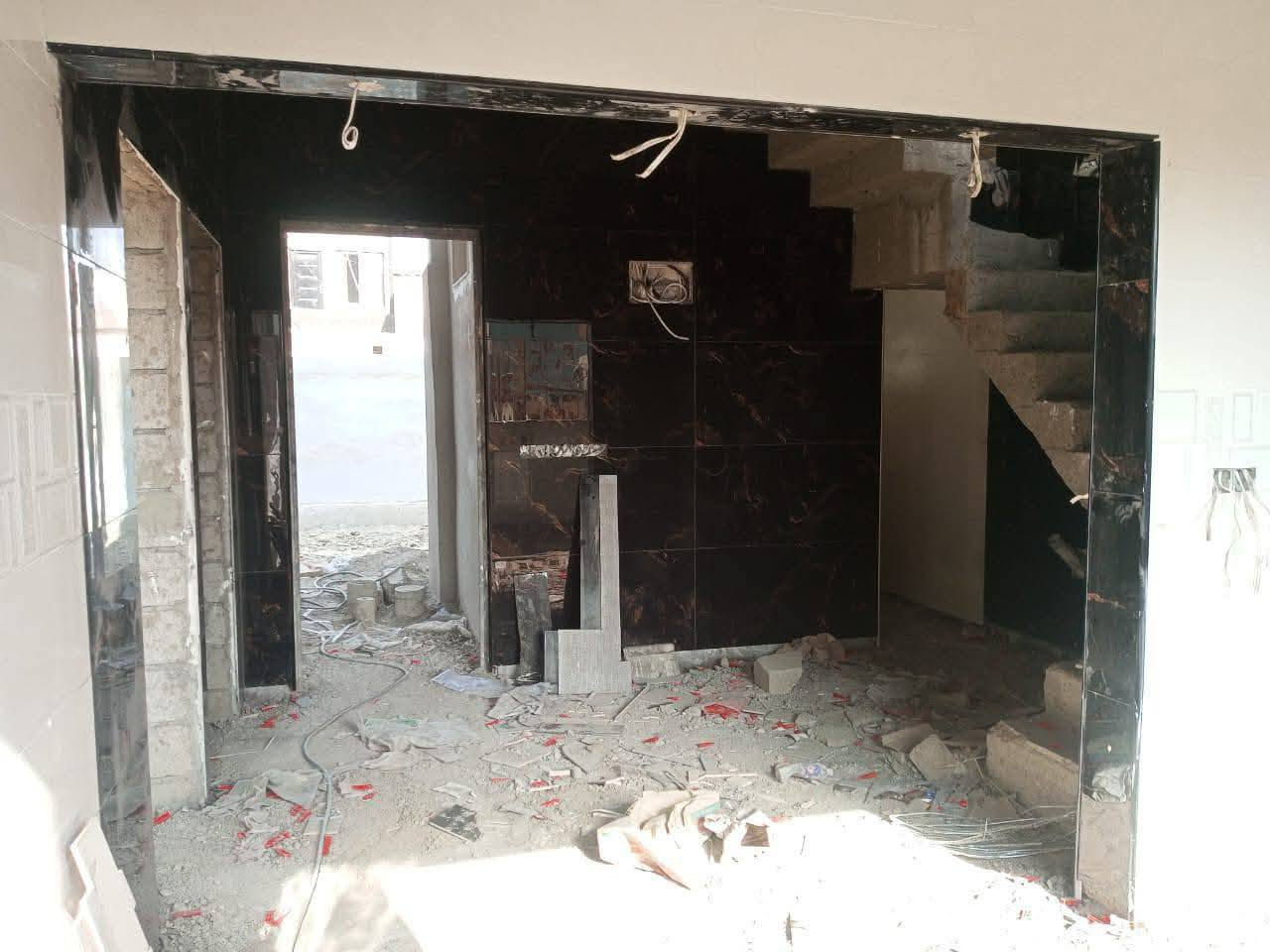 بيع مستعجل 
السلام عليكم  دار للبيع في حي الملايين الثانية تقطيع الملك المساحة الكلية [200] متر [105] بناء [95 متر ] حديقة وكراج على شارعين امامي وخلفي  الدار يتكون من ثلاث طوابق .
الطابق الاول : غرفة نوم وهول وستقبال ومطبخ وصحيات.
الطابق الثاني : ثلاث غرف نوم مع صحيات واحده منهم سويت.
الطابق الثالث : غرفة نوم وهول وسطح ناصي وعالي .
البيت مرحلة اولى كهربائيات وصحيات  مع سيراميك جدران كامل كوبنات حلان لبخ الواجها كامل  .
السعر المطلوب 125  مليون وقابل للتفاوض .
للاستفسار الأتصال على الأرقام التالية.
***********
يرهم مراوسة مع قطعة أرض .
