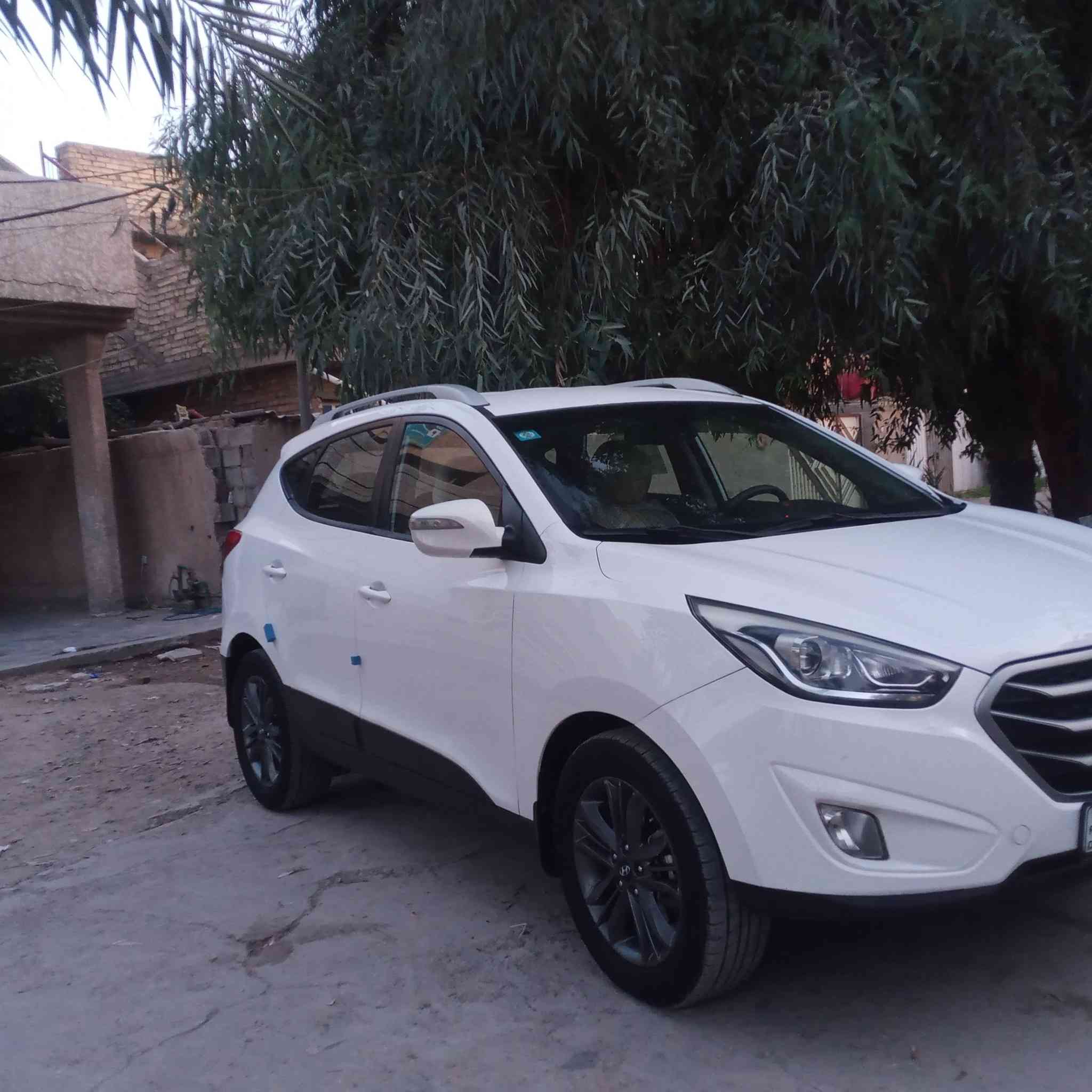 سلام عليكم توسان خليجي موديل 2015سياره جديده جدا تحويل مباشر رقم بغداد انكليزي ماشيه 100سياره صدر تخم تايرات تبريد وتكييف محرك 2000كير جديد السعر على الخاص الإتصال *********** عندي شبر صبغ جوه الرقم الخلفي فقط
