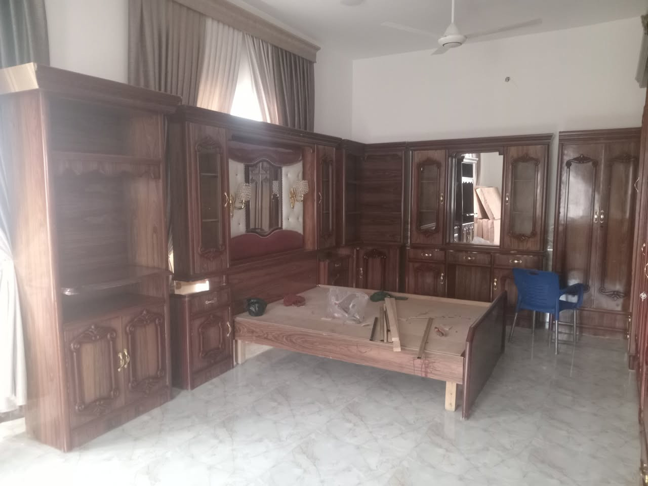 غرفة جديد طك مستخدمه شي قليل شقل درجة أوله الاستفسار علا هاذه الرقم *********** العنوان الرمانه البعبيد اسعر مليون و٣٠٠
