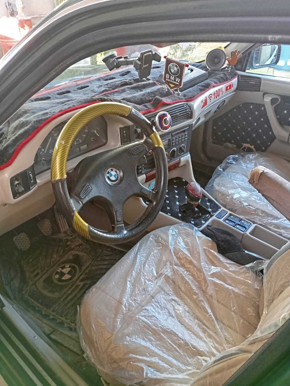 السلام عليكم من رخصه الادمن للبيع او مراوس بسني ٢٠٠١ بيئم موديل ٩٢محرك٥٢٠ مسكر كير عادي محرك كير صدر تخم تاير تبريد تدفئه كلهن مكفولات مصبوغه عام جماليه سنويه ورقام  وهزه جداد الى٣١بسمينه تحويل مباشر السعر٥٥وبيها مجال بسيط مكانه القائم شراي يجي يشوف بعينه ويدلل ورجا لحد يكسر بسياره الي ماتعجبه  أو مايعجبه السعر يرفع المنشور  وجزاكم الله خير ***********
