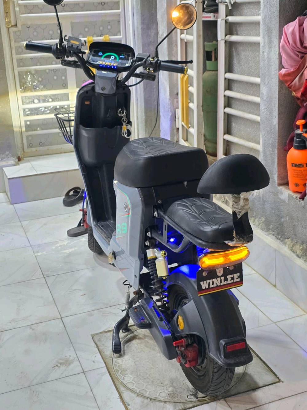 أبيع سكوتر كهربائي WINLEE R9، شكله نظيف ومميز، بيه شاشة رقمية، إضاءة LED، وضع بارك، ومفاتيح تشغيل، وكعدته مرتبة ومناسبة للاستخدام اليومي. السكوتر ظاهر بحالة زينة ومهيأ للتمشي، واللي يهم المشتري يتأكد من التفاصيل قبل الشراء.