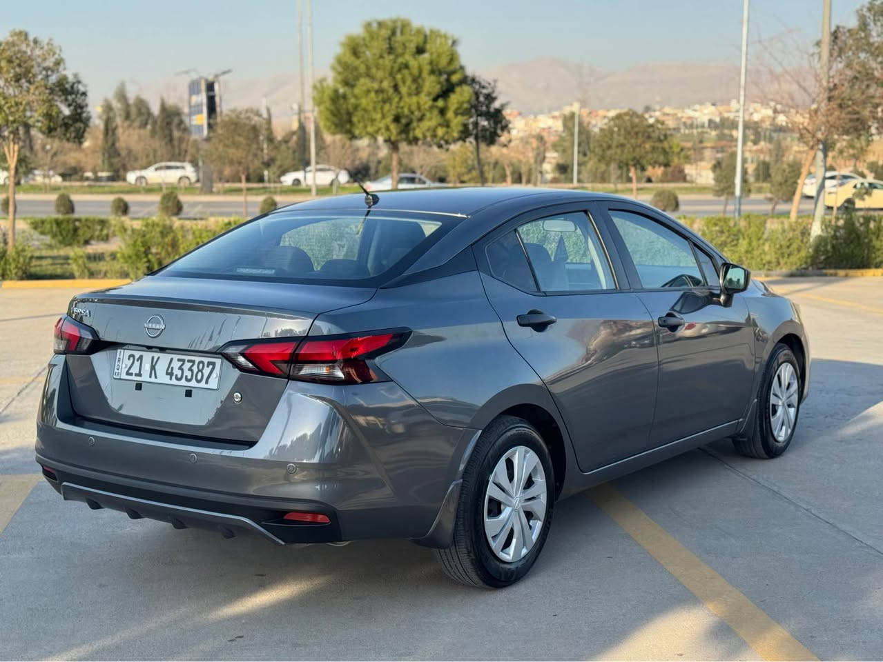 السلام عليكم 
نيسان فيرسا 2025
سيارة جديدة 
ماشية 7 
بية قطعتين صبغ بدون دواخل 
رقم سليمانية وبأسمي
سعر 130 وبيه مجال 
*********** كركوك, العراق
