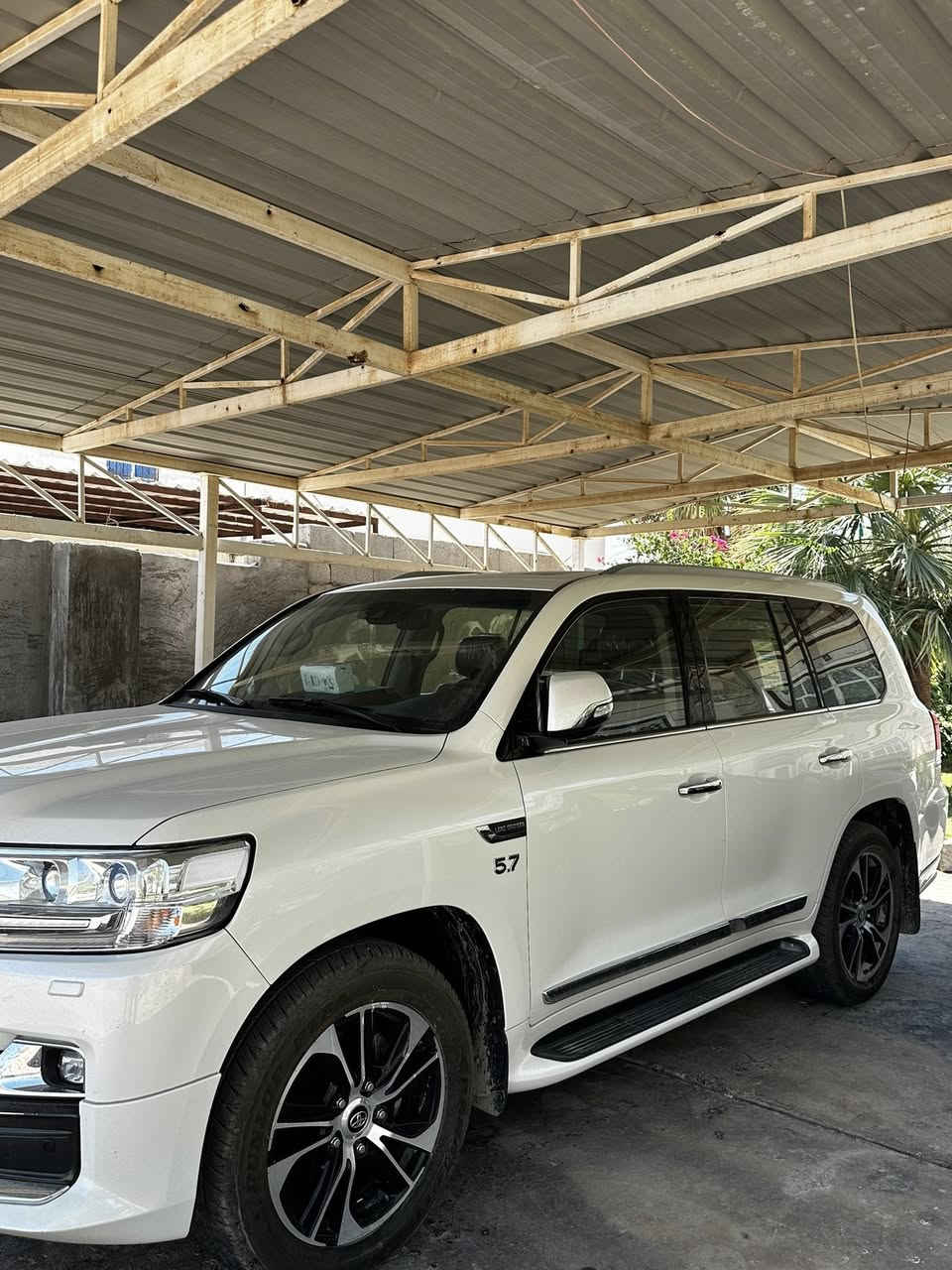 سلام عليكم لاند كروز 2021 فئة VXS السياره نضيفه بمعنة الكلمه مكفوله كفاله عامه عدا بارد اصبعين اسفل باب الصدر مرفق السونار مع المنشور 
موصفات:
8 ايرباك 
نضام جكات 
تبريد مقاعد
تحكم بل تبريد الخلفي 
شاشات خلفية
لايتتات LED 
مكينة 5.7
كامرات امامي 360درجه
حساسات امامية وخلفية
نقط عمياء
السياره معروفه موصافته
موصفات لكرز 
السعر 63000  
‏6دفاتر و30ورقة
الهاتف:***********
