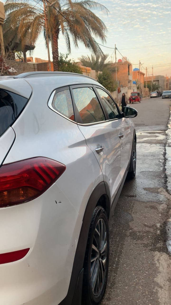 توسان ٢٠٢١ رقم بغداد سنوية وهزة جديدة جيكي  ماشية ٩٠ الف كيلو مكفولة من اي  صبغ و حادث  على أيدي محرك وكير ما مفتوح على البلادي داخل وكهربائيات نظيفة شغالة. مواصفات كاملة عدا البانوراما بصمتين بلادي.. تشغيل عن بعد.. شحن موبايل وايرلس. . مقعد السايق والصدر كهربائي . خمس عدسات الاستفسار التواصل على الرقم ***********. السيارة في بغداد
