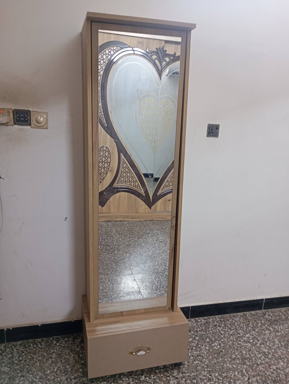 غرف نوم تركي 8قطعه كنتور 4متر مع محلق 2باب غرف حلوة. ونظيفة وشد ونقل مجاني للطلب على الخاص ***********
