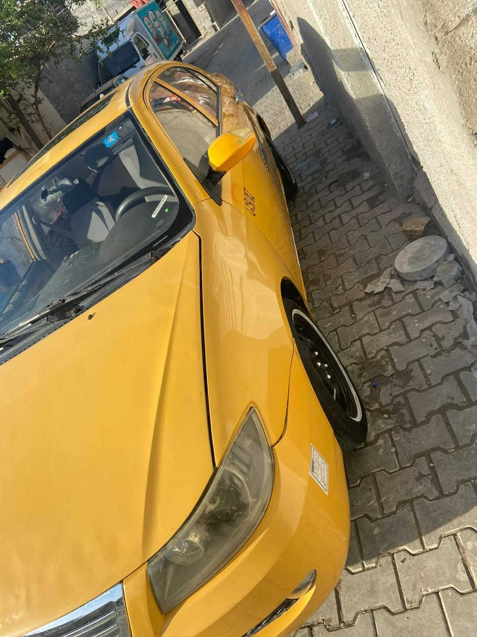 السياره بدون ضربه والسياره رقم بغداد انكليزي  بااسمي  مصفره هيئة وغرامه
محرك كورلا مال حاويه وكير عادي
سياره نصبتها احلى من الصور
تبريد شغال ❄
تخم تاير خط ابيض 🚕

*********** 
رقم بغداد مكاني بغداد حي البساتين 
السعر38 وبيها مجال
