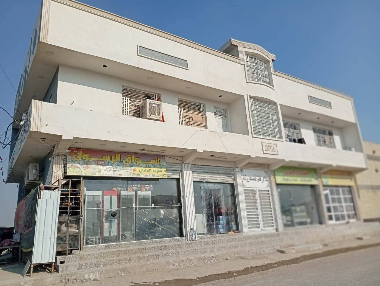 للبيع بناية مساحة ٢٥٠م ركن على شارعين وصايره على شارع تجاري عنوانها الصابيات شارع الاعمدة خلف معمل الاسفنج
بيها شقق ثنين مؤجرات وبيها محلات ٤
وبيت كامل طابقين 
السعر 550 مليون قابل للتفاوض
للاستفسار اكثر 
***********
***********
