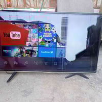 شاشة ٥٠ بوصة • مكسورة