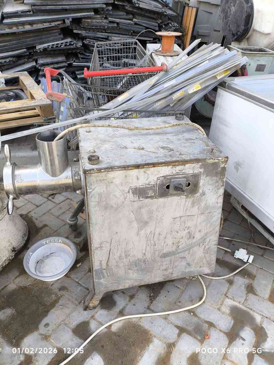 السلام عليكم من رخصه الادمن عندي اغراض مطعم 
مثارمه لحم كبيرة
عجانه كبيرة 
عجانه وسط 
اسعار مناسبه الي يردههن يتصل ع الرقم ه‍/***********
