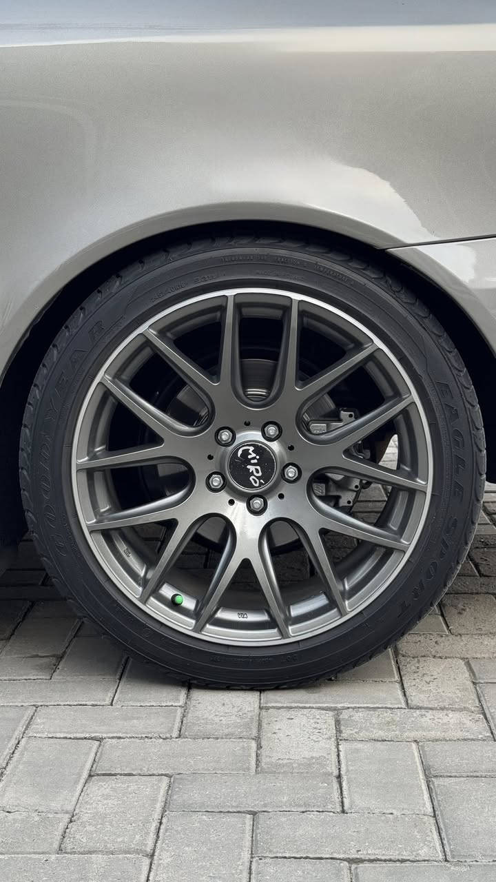 للبيع ينشد مارسدس و بيأم حديث و ڤولكس ڤاكن
حجم 18 سايز واحد
السعر 400 تايرات امامية جدد 100%
و الخلفي 70% 
هـ ***********
الضباط مقابيل حي الحسين
