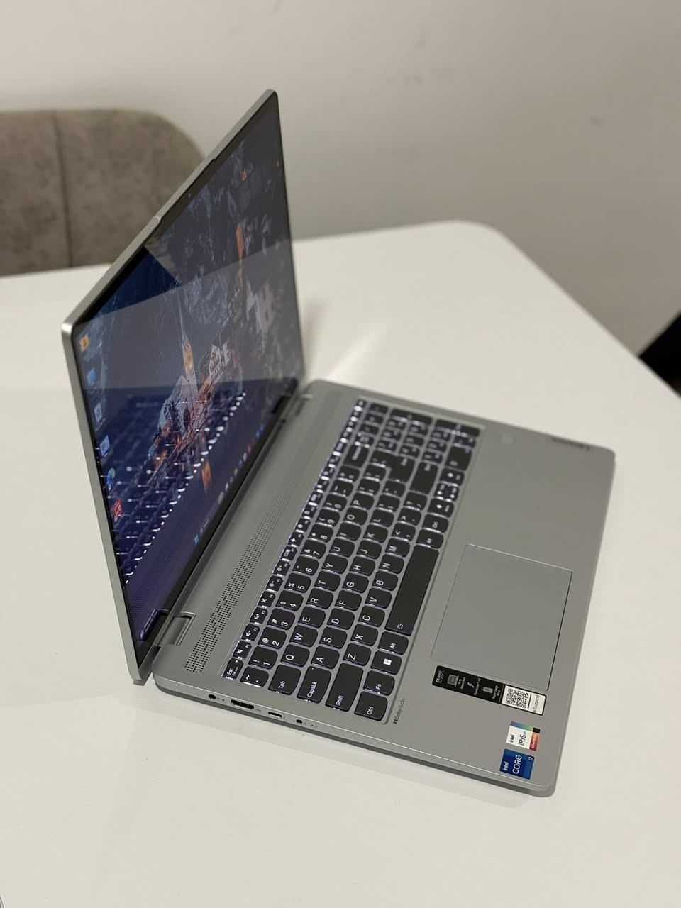 لابتوب لينوفو للبيع كور 7 جيل 12 اخو الجديد

Lenovo IdeaPad Flex 5 16"

المواصفات:
- حجم الشاشة: 16 إنش لمس (Touch)  
- دقة الشاشة: FHD+ 1920x1200 IPS قریب عن 2K
- المعالج: Intel Core i7-1255U  
- كرت الشاشة: Intel Iris Xe Graphics  
- الرام: 8GB 4266MHz  
- التخزين: Samsung 512GB SSD M.2 Gen4  
- نظام التشغيل: Windows 11 Pro  
- قابل للتحويل 360 درجة    
- تصميم متين وأنيق  

المميزات:
✔️ أداء سريع ومناسب للدراسة والعمل  
✔️ شاشة لمس + تصميم مرن  
✔️ بطارية بحالة الجدید  
✔️ خفيف وسهل الحمل  

السعر: (( 670 الف ))  

للعلم سعر الجدید 1,250,000 دینار

توصیل موجود


**إذا كنت صاحب هذا الإعلان وتريد حذفه لأي سبب، رجاءا أرسل رسالة إلى الدعم الفني**