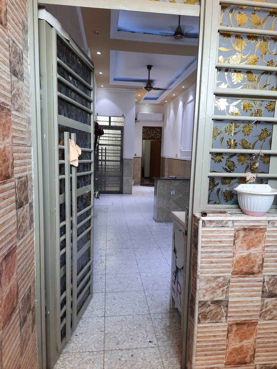 عمارة ركن للبيع 🔴
📍 الموقع: بغداد – مدينة الصدر – قطاع 47

📐 المساحة: 144 متر

🧱 الوضع: ركن – موقع حيوي 

🔹 تفاصيل العمارة:

✔️ عدد 2 شقق سكنية

✔️ عدد 4 محلات تجارية

✔️ مشتمل أرضي (بناء وترميم حديث) يحتوي على:

استقبال

مطبخ

صالة

غرفة

خدمات كاملة

✨ مناسبة للسكن والاستثمار بنفس الوقت

💰 دخل شهري مضمون من المحلات

📞 للاستفسار:

مراسلة خاصة أو الاتصال / واتساب

📱 ***********
