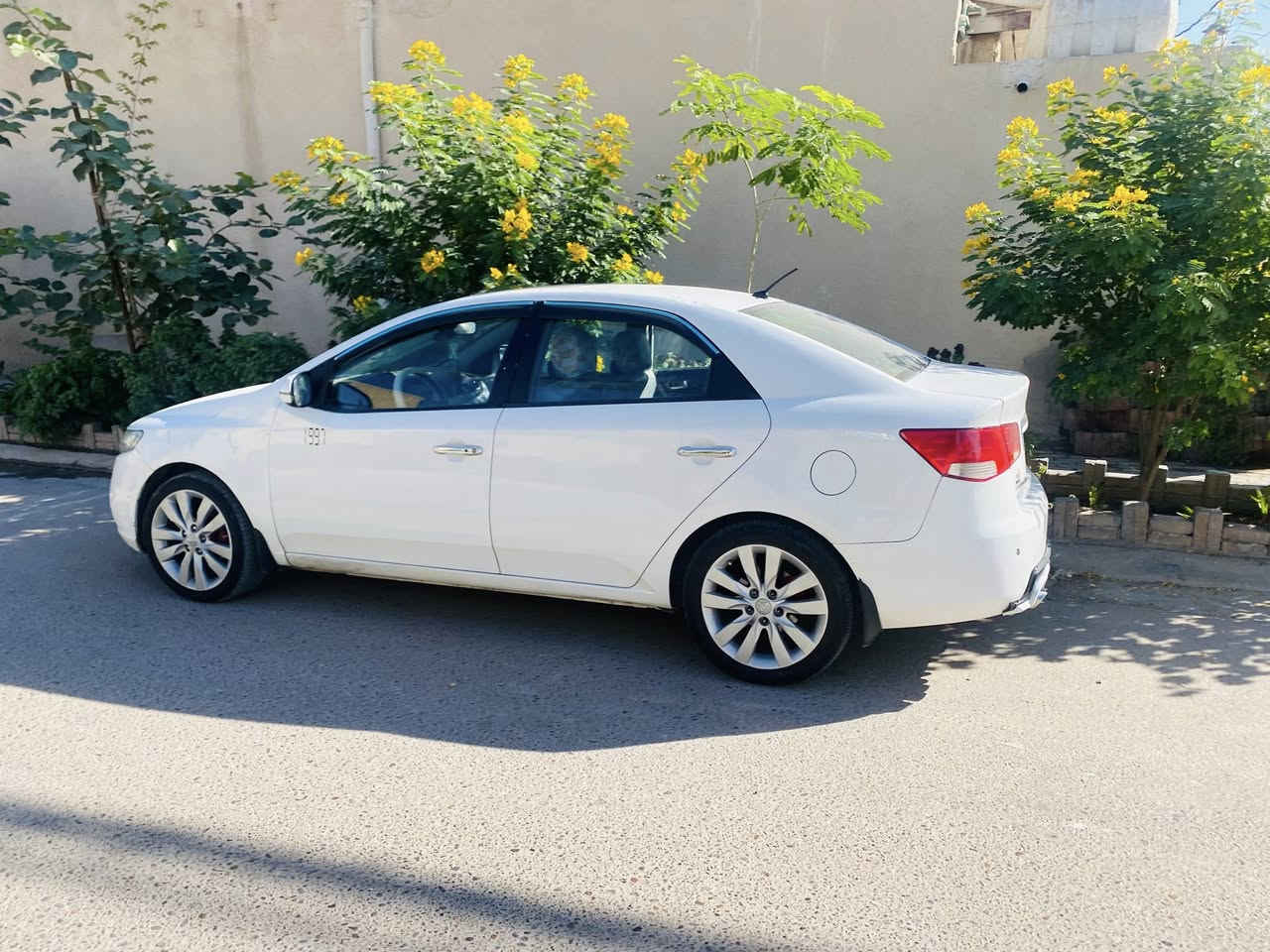 السلام عليكم سيراتو 2012 خليجي فول مواصفات للأخير شفتات ستيرن تحكمات شاشة فول بيه قطعة وحدة صبغ جاملغ خلفي فقط الباقي كفالة بيه بارد بسيط رقم اربيل جديد بأسمي 
رايده 105 وبيه مجال بسيط
***********
