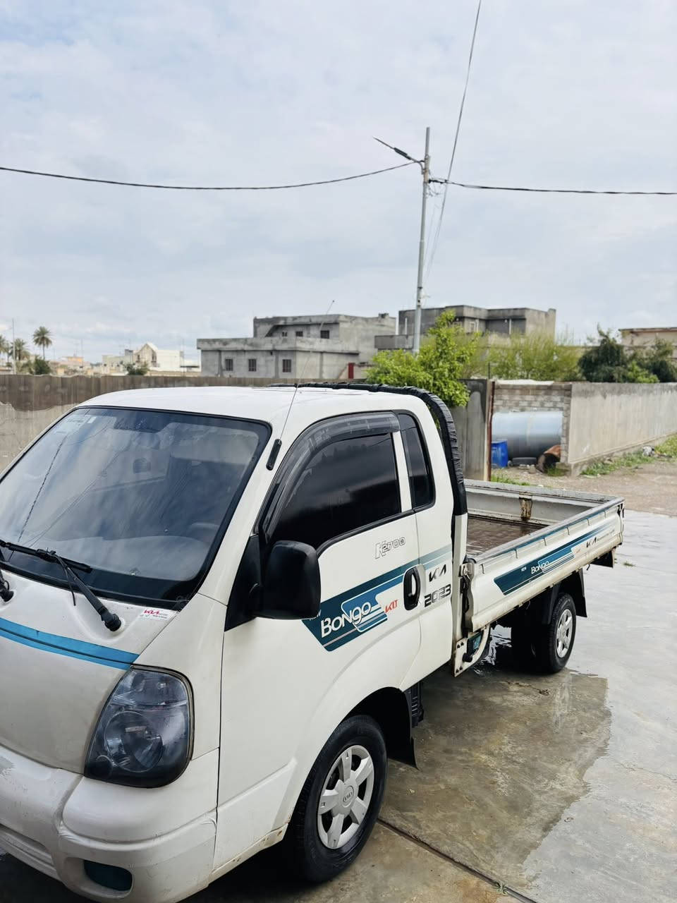 سلام عليكم 
كيا حمل للبيع 
موديل 2010 
كير ومحرك شرط 
تواير وصدر نص عمر
السعر 65 وبيها مجال يرهم مراوس شعندك نزل 

الرقم ***********
