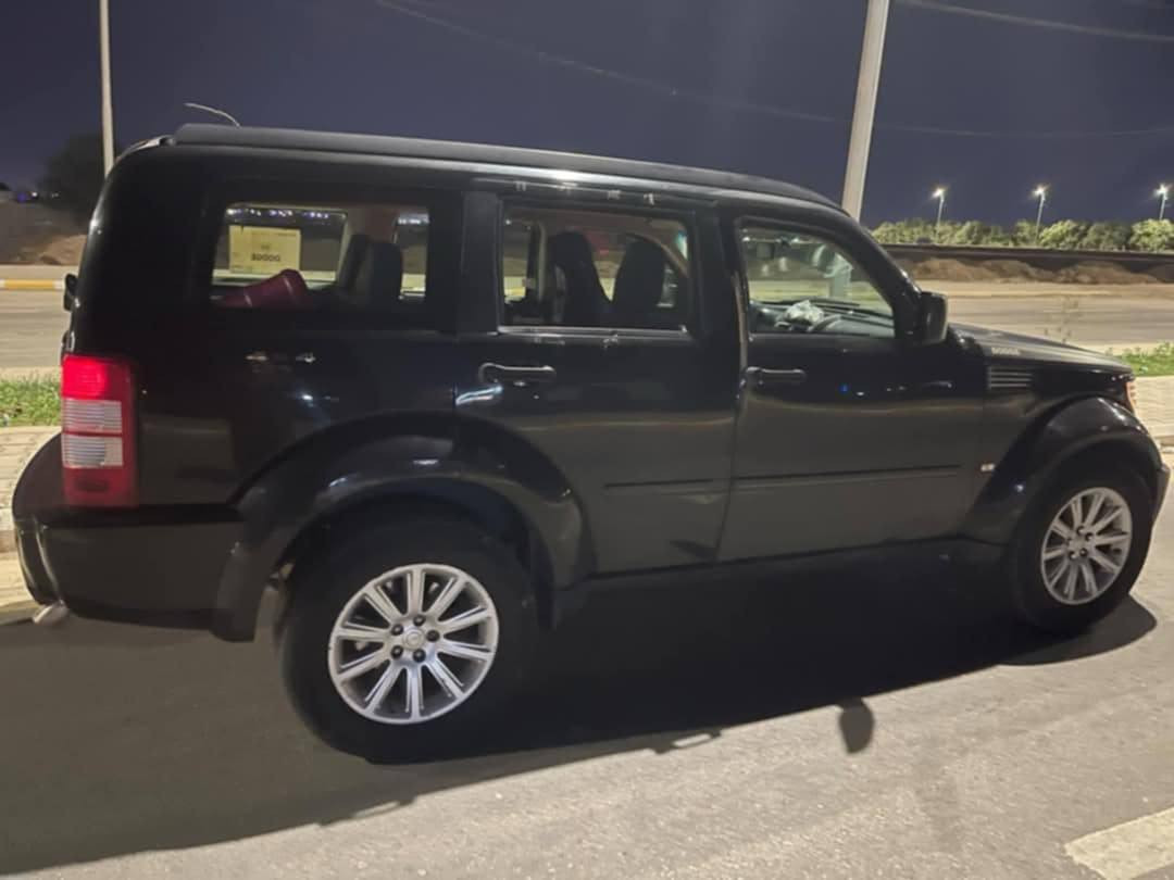 دوج نيترو 2008 محرك 4الالف 6سلندر كلين ما عدى شبر بالباب البصف السايق صبغ محوره غاز تشتغل بانزين وغاز  يعني يمك دمه وبكيفك تمشي بانزين أو غاز للاستفسار مراسله خاص او واتساب  ***********
