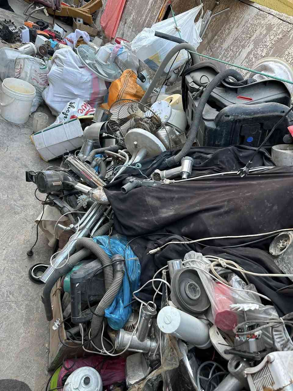 السلام عليكم اخوان غراض منزلي محل كامل اكو يشتغل واكو عطلان ابيع كوم حديد الي يفيده  يتصل وبل خدمه ***********
