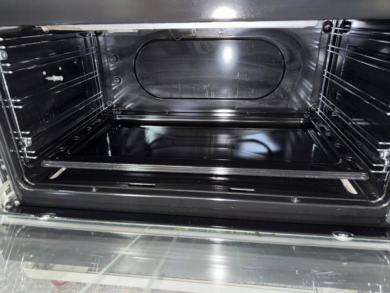 للبيع طباخ الماني نظيف جدا كل العيون تشتغل سعره ٢٥٠ وبي مجال مكاني بغداد للتواصل ***********
