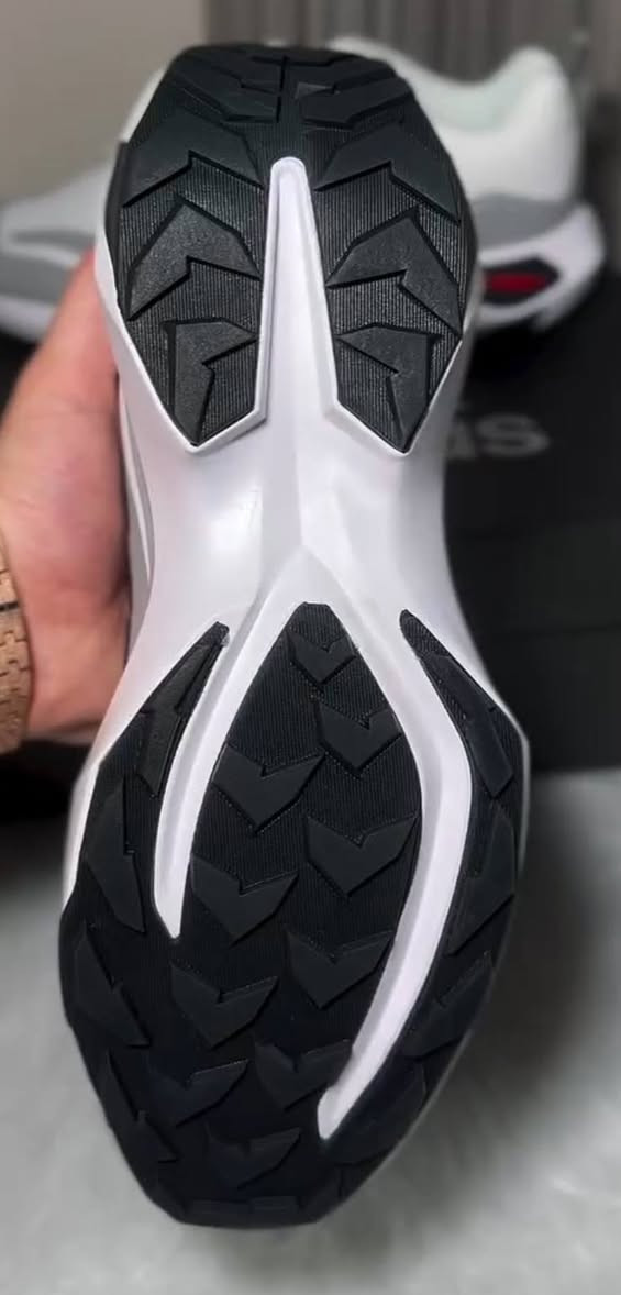 للبيع جديد
سوبر ماستر كوالتي
اصدار حديث وزن خفيف جدأ
جودة عالية اصلية مع ضمان سنة كاملة
الحذاء يحتوي على غشاء GORE-TEX مقاوم للماء وقابل للتنفس ويمنع دخول الماء 
قطع جديده  والله ماملبوسه
سبب البيع  كبار عليه اني اللبس  40  ولقطع
الاسود 42 الابيض 43 
سعر الواحد 40
والله سعرهن 55 واني ماخذهن 55 وخسرت بكل قطعه 15 
عنواني بغداد زعفرانية ماعندي توصيل ***********
